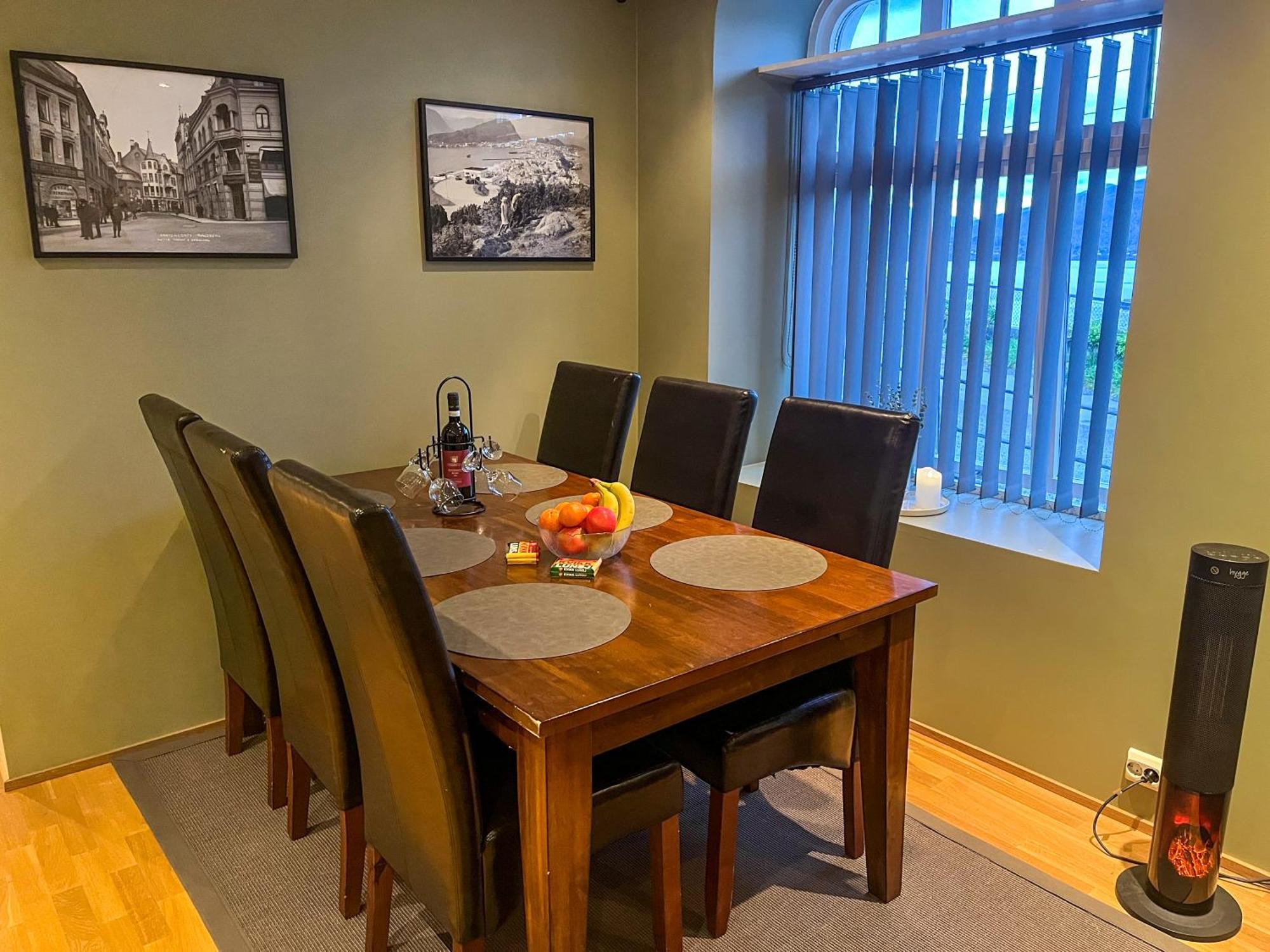 Two-Bedroom City Apartment With Fire Place, Free Parking And Fjordview Terrace - Calm And Central Ålesund Exteriör bild