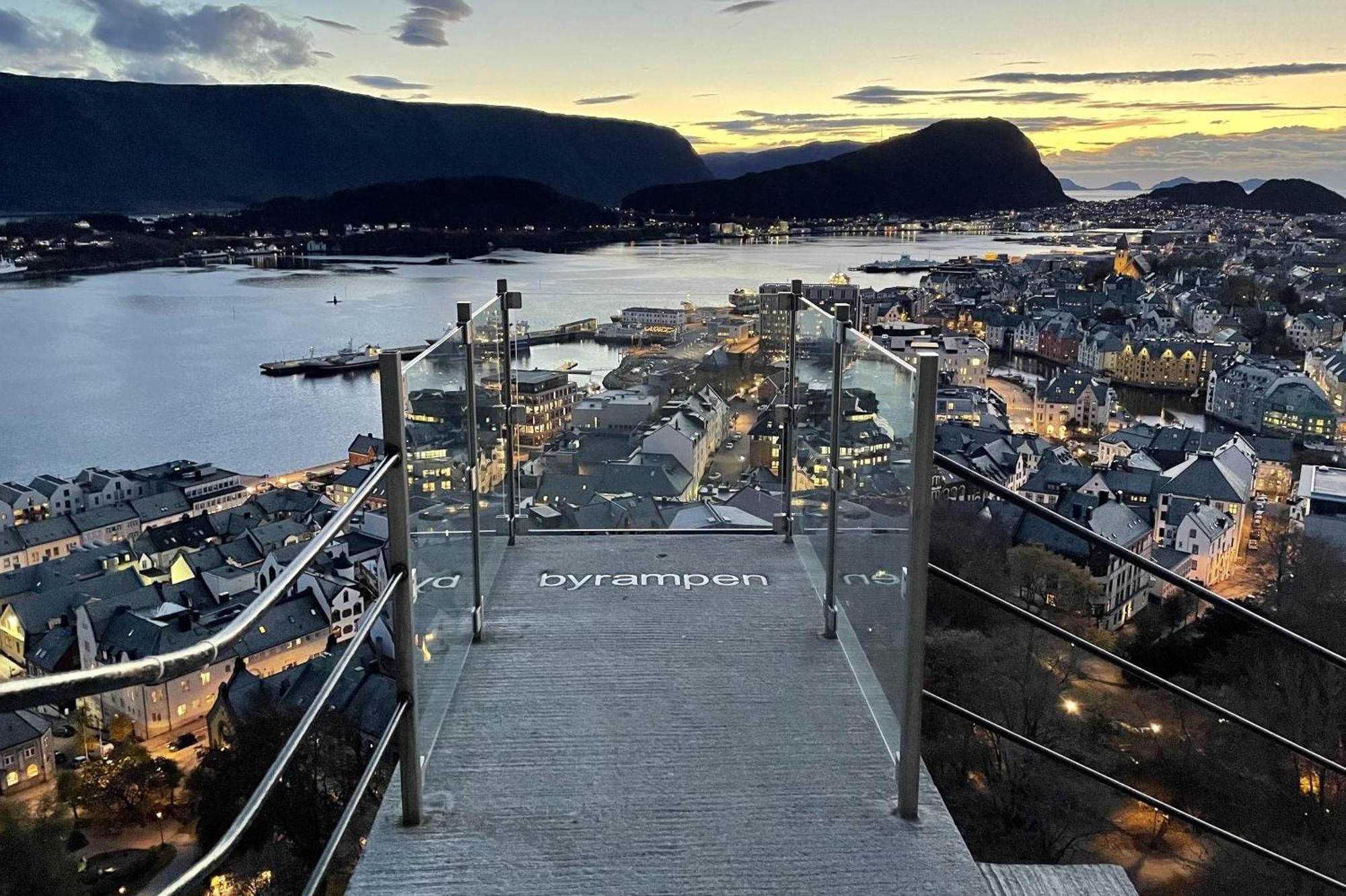 Two-Bedroom City Apartment With Fire Place, Free Parking And Fjordview Terrace - Calm And Central Ålesund Exteriör bild