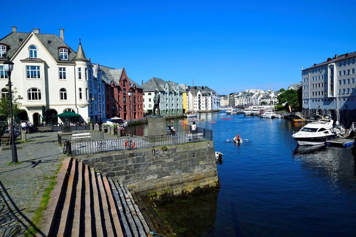 Two-Bedroom City Apartment With Fire Place, Free Parking And Fjordview Terrace - Calm And Central Ålesund Exteriör bild