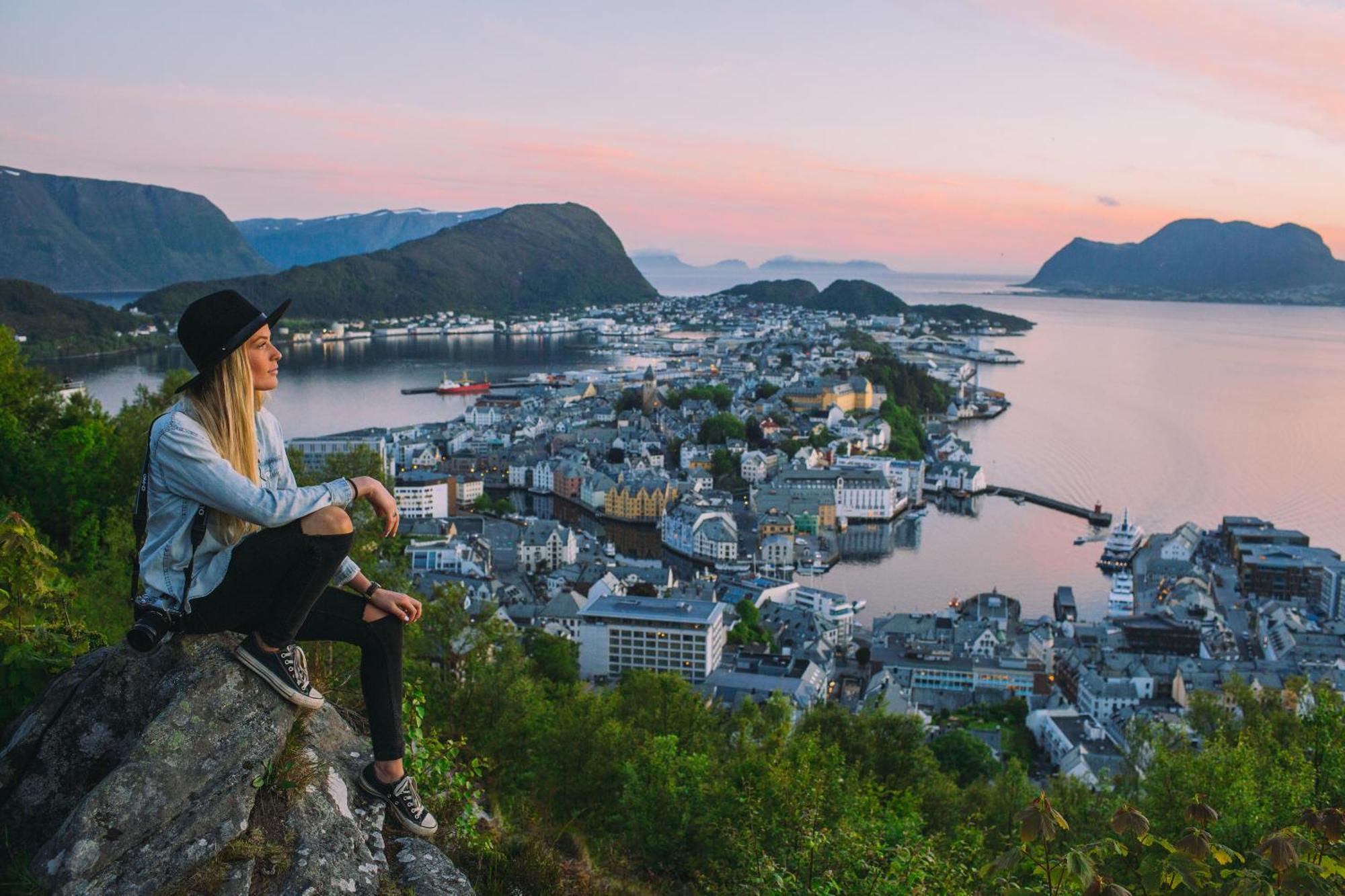 Two-Bedroom City Apartment With Fire Place, Free Parking And Fjordview Terrace - Calm And Central Ålesund Exteriör bild